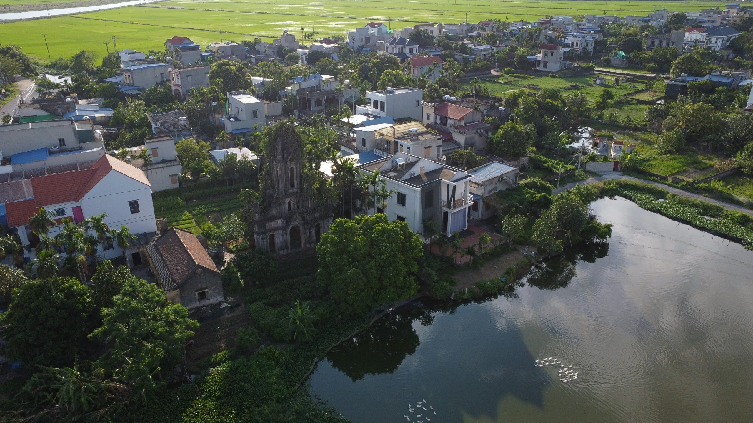 Cận cảnh nhà thờ bỏ hoang ở Ninh Bình nhìn xa như 'lâu đài' cổ tích- Ảnh 1. Cận cảnh nhà thờ bỏ hoang ở Ninh Bình nhìn xa như 'lâu đài' cổ tích- Ảnh 1.
