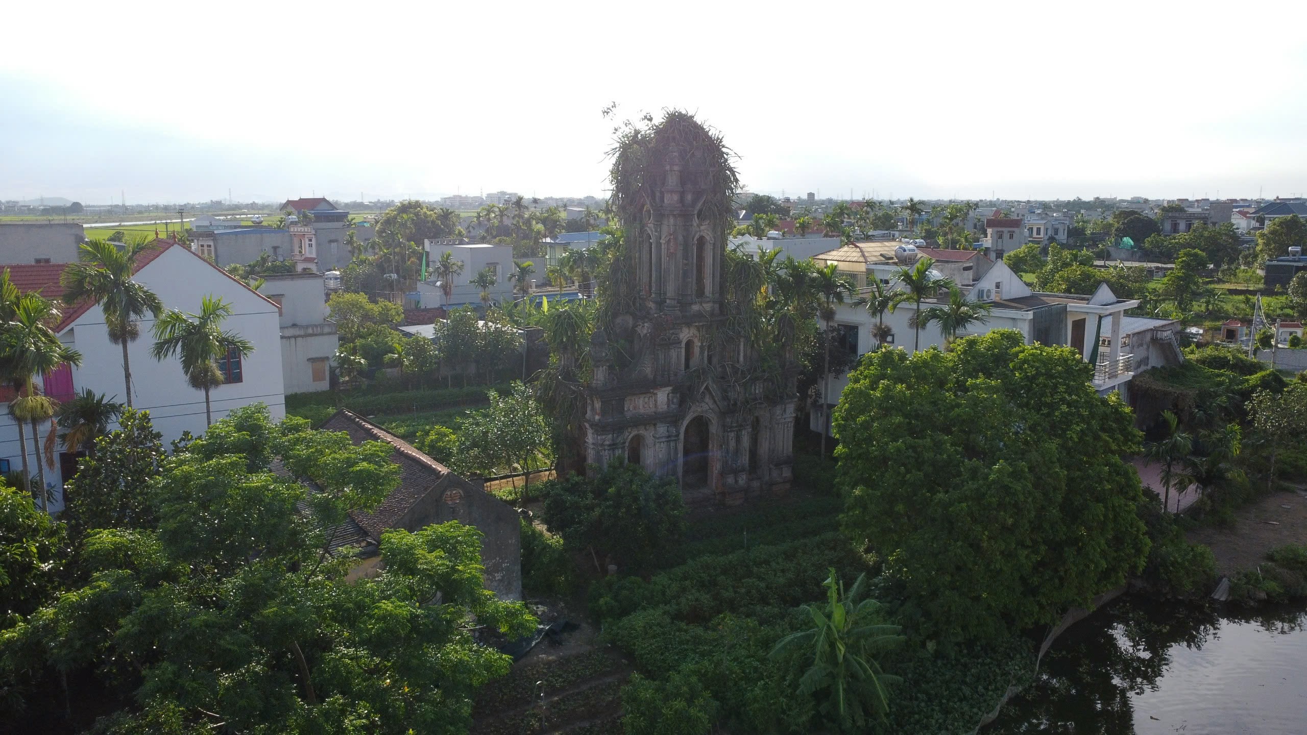 Cận cảnh nhà thờ bỏ hoang ở Ninh Bình nhìn xa như 'lâu đài' cổ tích- Ảnh 2. Cận cảnh nhà thờ bỏ hoang ở Ninh Bình nhìn xa như 'lâu đài' cổ tích- Ảnh 2.