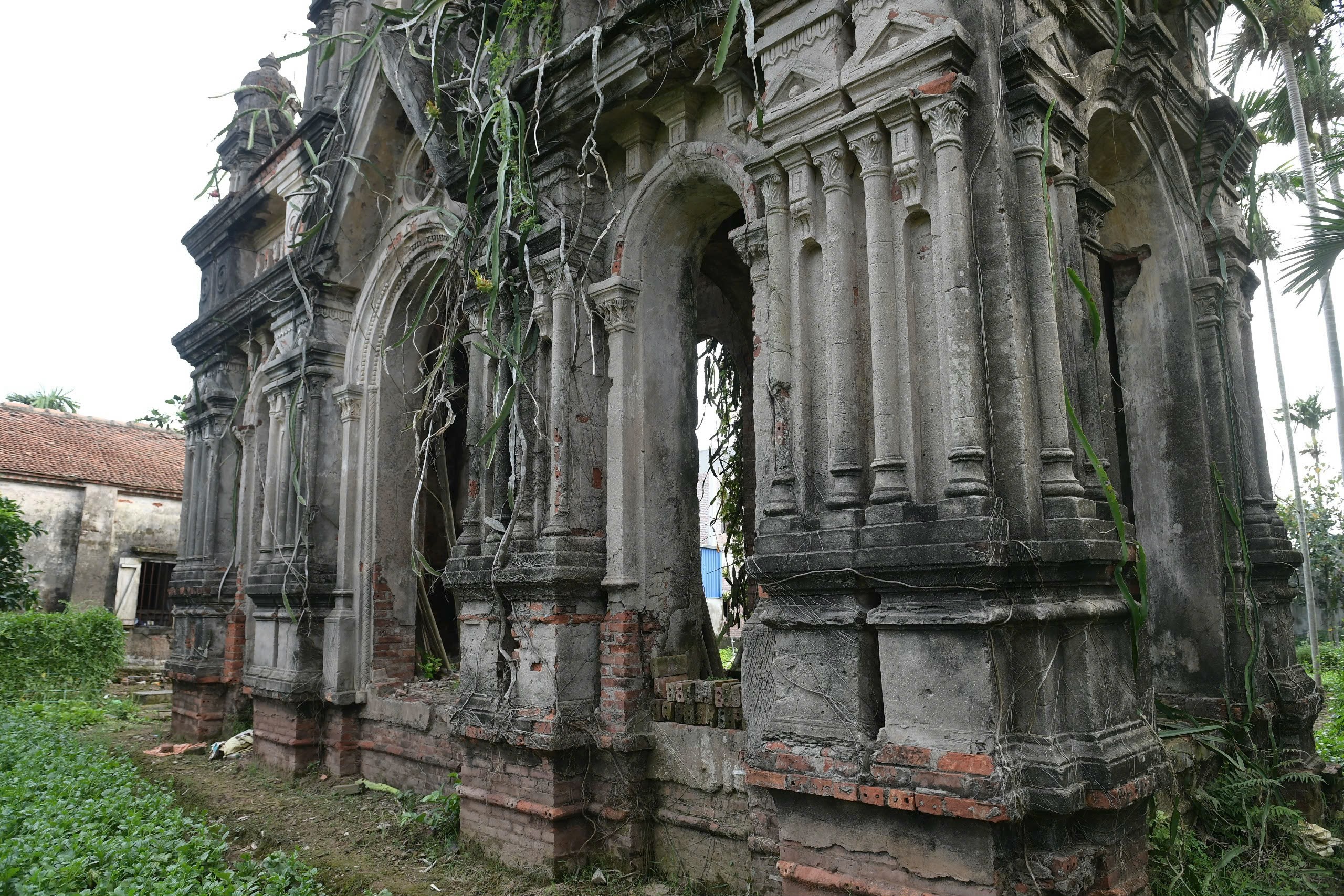 Cận cảnh nhà thờ bỏ hoang ở Ninh Bình nhìn xa như 'lâu đài' cổ tích- Ảnh 10. Cận cảnh nhà thờ bỏ hoang ở Ninh Bình nhìn xa như 'lâu đài' cổ tích- Ảnh 10.