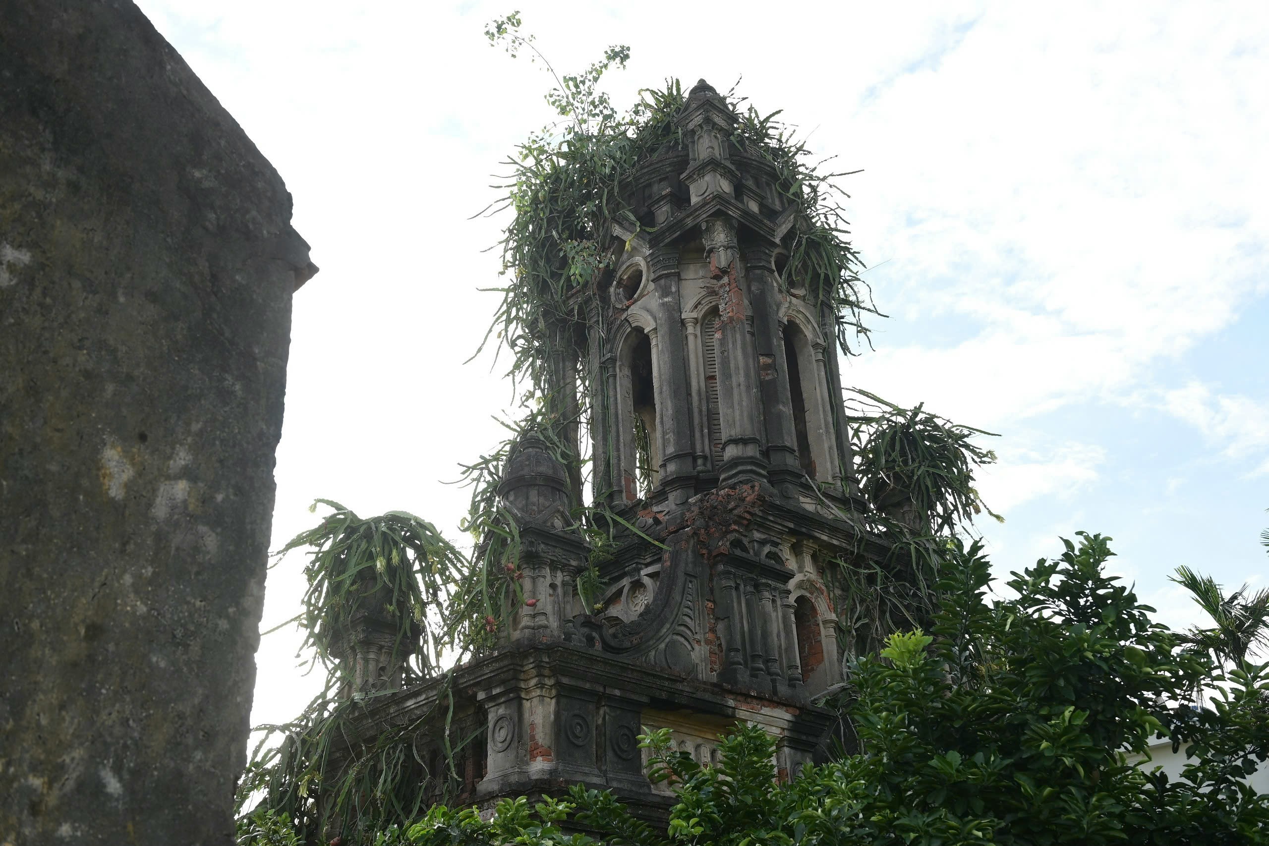 Cận cảnh nhà thờ bỏ hoang ở Ninh Bình nhìn xa như 'lâu đài' cổ tích- Ảnh 4. Cận cảnh nhà thờ bỏ hoang ở Ninh Bình nhìn xa như 'lâu đài' cổ tích- Ảnh 4.