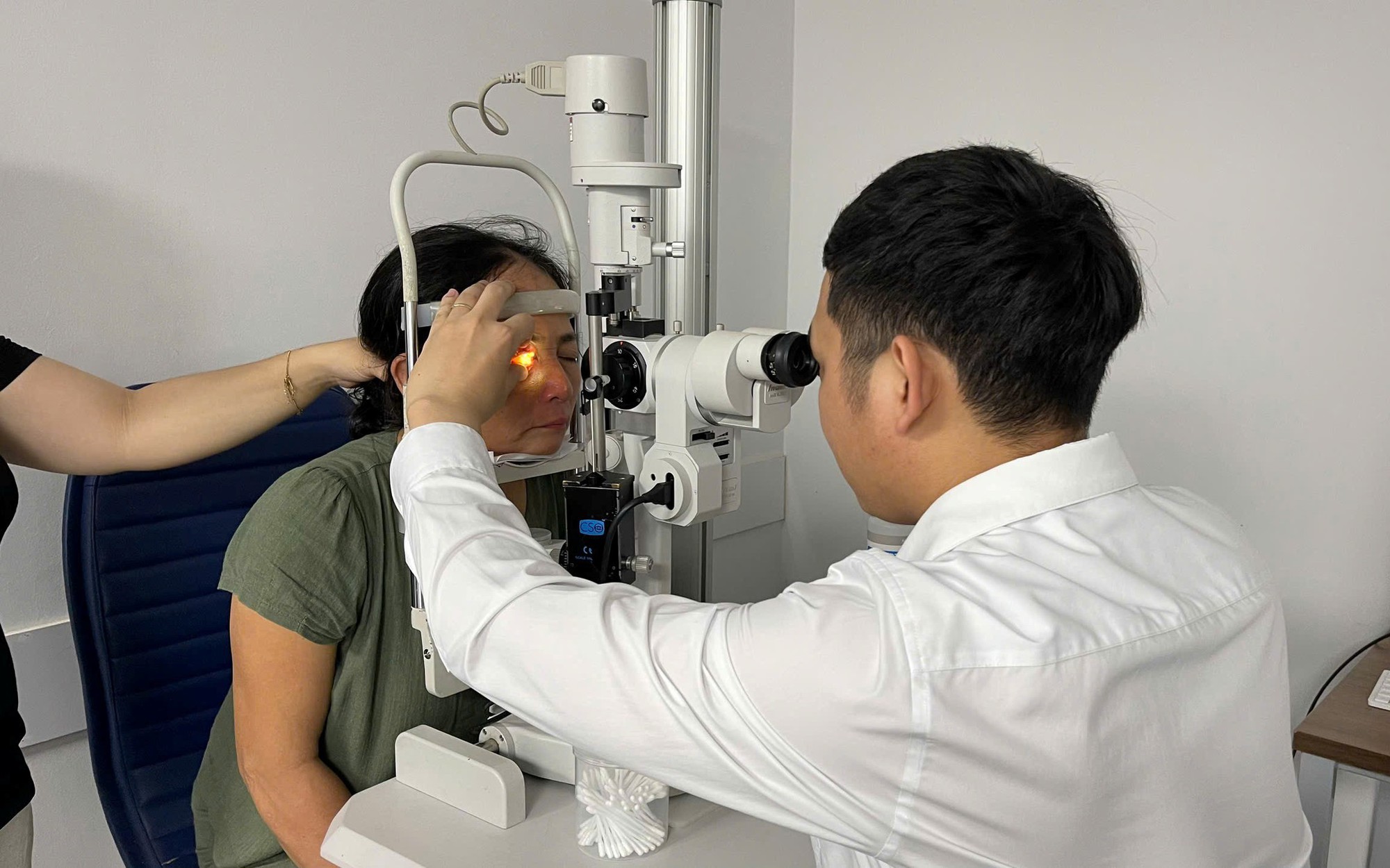 Người phụ nữ 52 tuổi ở Ninh Bình thoát nguy cơ mù mắt sau khi bị ong đốt