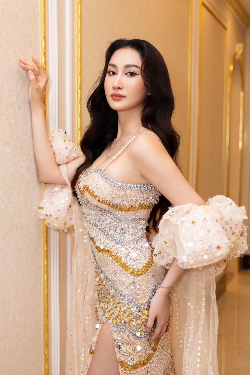 កញ្ញា Hong Trang សិចស៊ីក្នុងការរចនាម៉ូដរបស់ Tommy Nguyen - រូបថត ៤. Hoa hậu Hồng Trang gợi cảm trong thiết kế của Tommy Nguyễn - Ảnh 4.