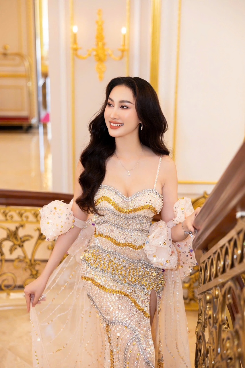 កញ្ញា Hong Trang សិចស៊ីក្នុងការរចនាម៉ូដរបស់ Tommy Nguyen - រូបថត ៥. Hoa hậu Hồng Trang gợi cảm trong thiết kế của Tommy Nguyễn - Ảnh 5.