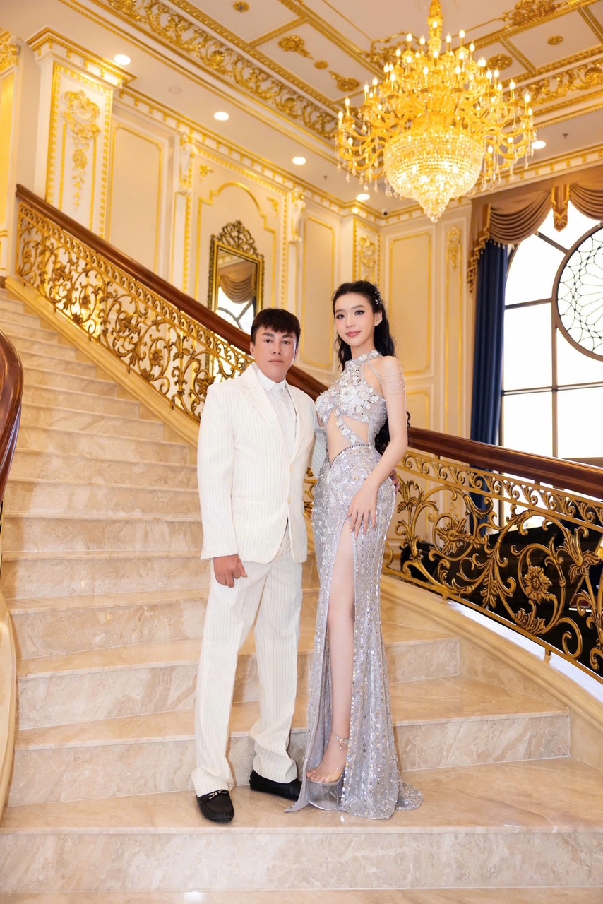 កញ្ញា Hong Trang សិចស៊ីក្នុងការរចនាម៉ូដរបស់ Tommy Nguyen - រូបថត ១១. Hoa hậu Hồng Trang gợi cảm trong thiết kế của Tommy Nguyễn - Ảnh 11.