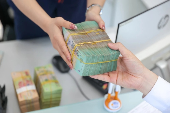 Xuất hiện ngân hàng có lãi suất 12 tháng cao tới hơn 7,2%: Gửi tiết kiệm 300 triệu đồng nhận tối đa bao nhiêu tiền lãi?- Ảnh 2.