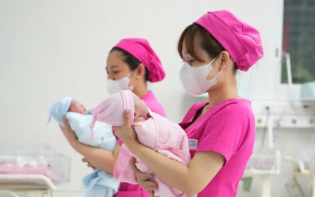 Lười yêu, ngại cưới, sinh con muộn và những hệ lụy nghiêm trọng về sau - Ảnh 2.