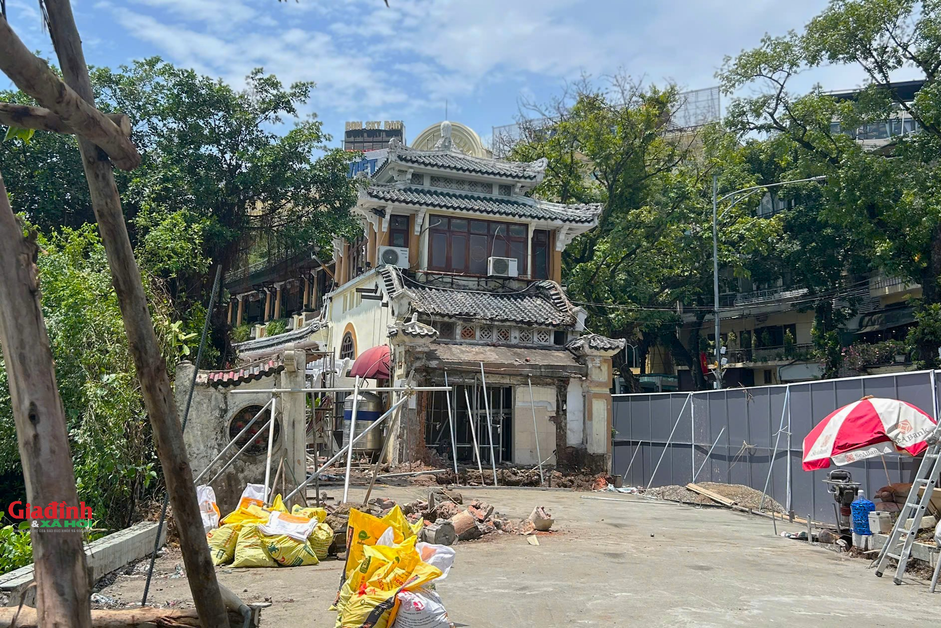 Hà Nội: Hiện trạng một phần nhà hàng Thủy Tạ đã được phá dỡ, di dời bãi xe để mở rộng quảng trường Đông Kinh - Nghĩa Thục- Ảnh 1.