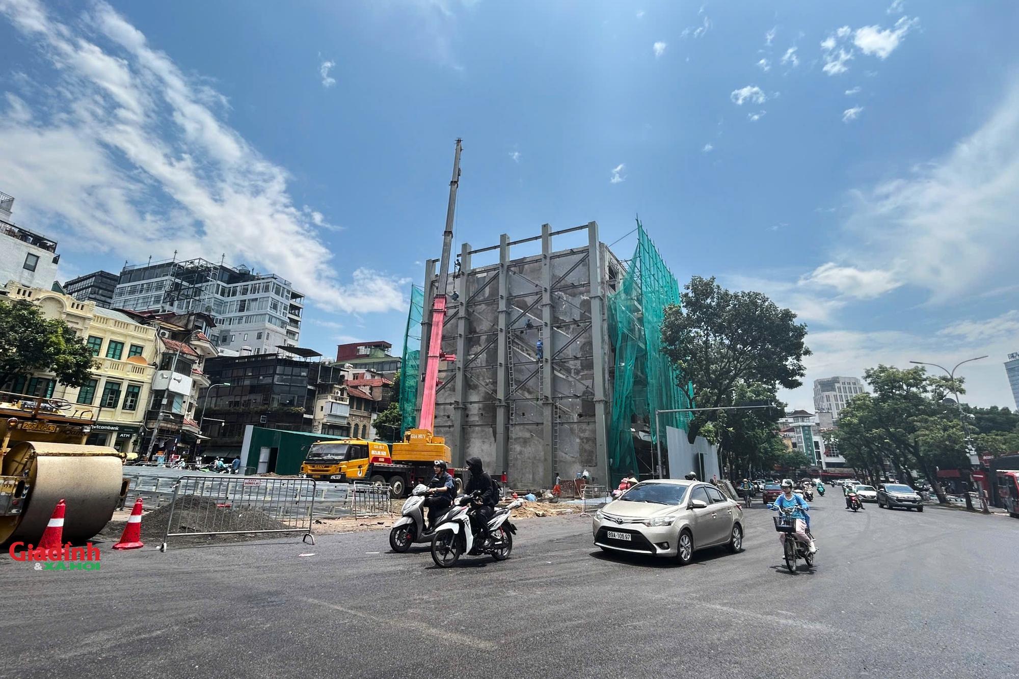 Hà Nội: Hiện trạng một phần nhà hàng Thủy Tạ đã được phá dỡ, di dời bãi xe để mở rộng quảng trường Đông Kinh - Nghĩa Thục- Ảnh 2.