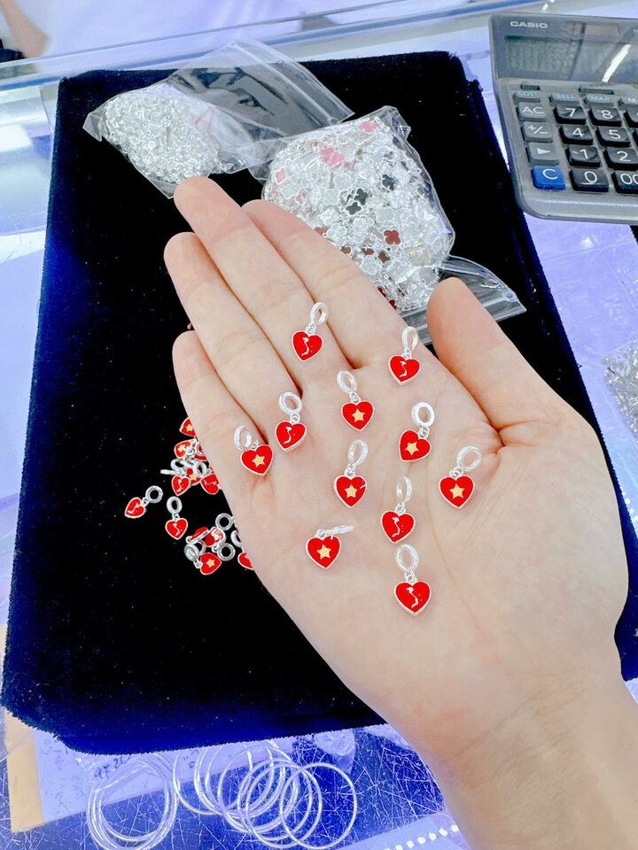 Loạt sản phẩm hút khách nhờ lấy cảm hứng từ Quốc khánh 2/9 - Ảnh 9.