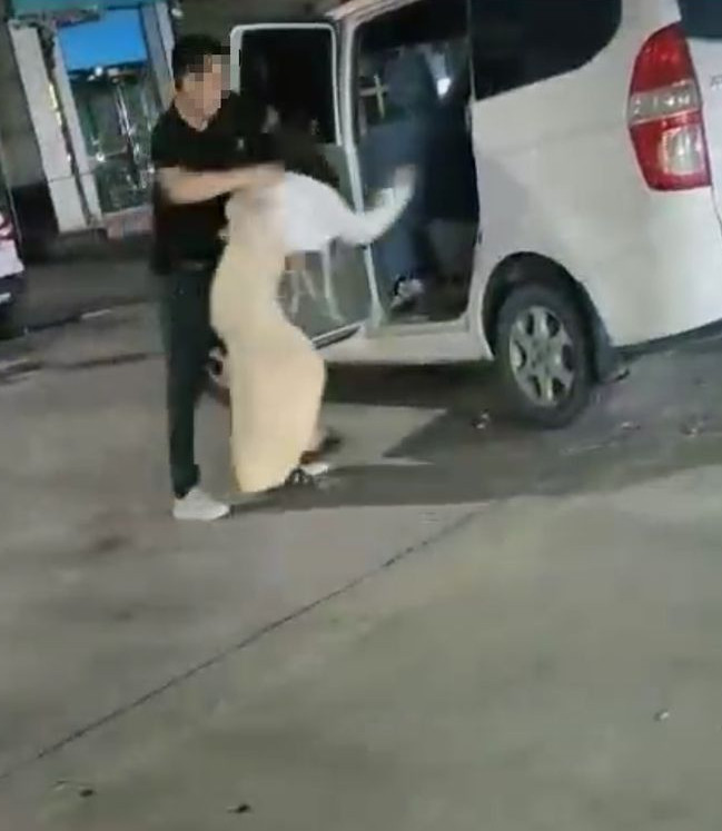Bố đánh con gái dã man giữa phố, ép lên xe vì không chịu về nhà - Ảnh 1.