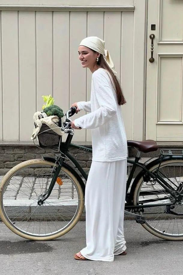10 cách biến hóa với khăn lụa: Bí quyết nâng tầm phong cách như quý cô Paris- Ảnh 30.