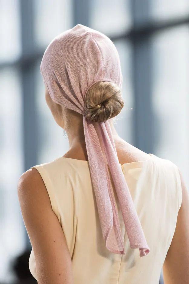 10 cách biến hóa với khăn lụa: Bí quyết nâng tầm phong cách như quý cô Paris- Ảnh 6.
