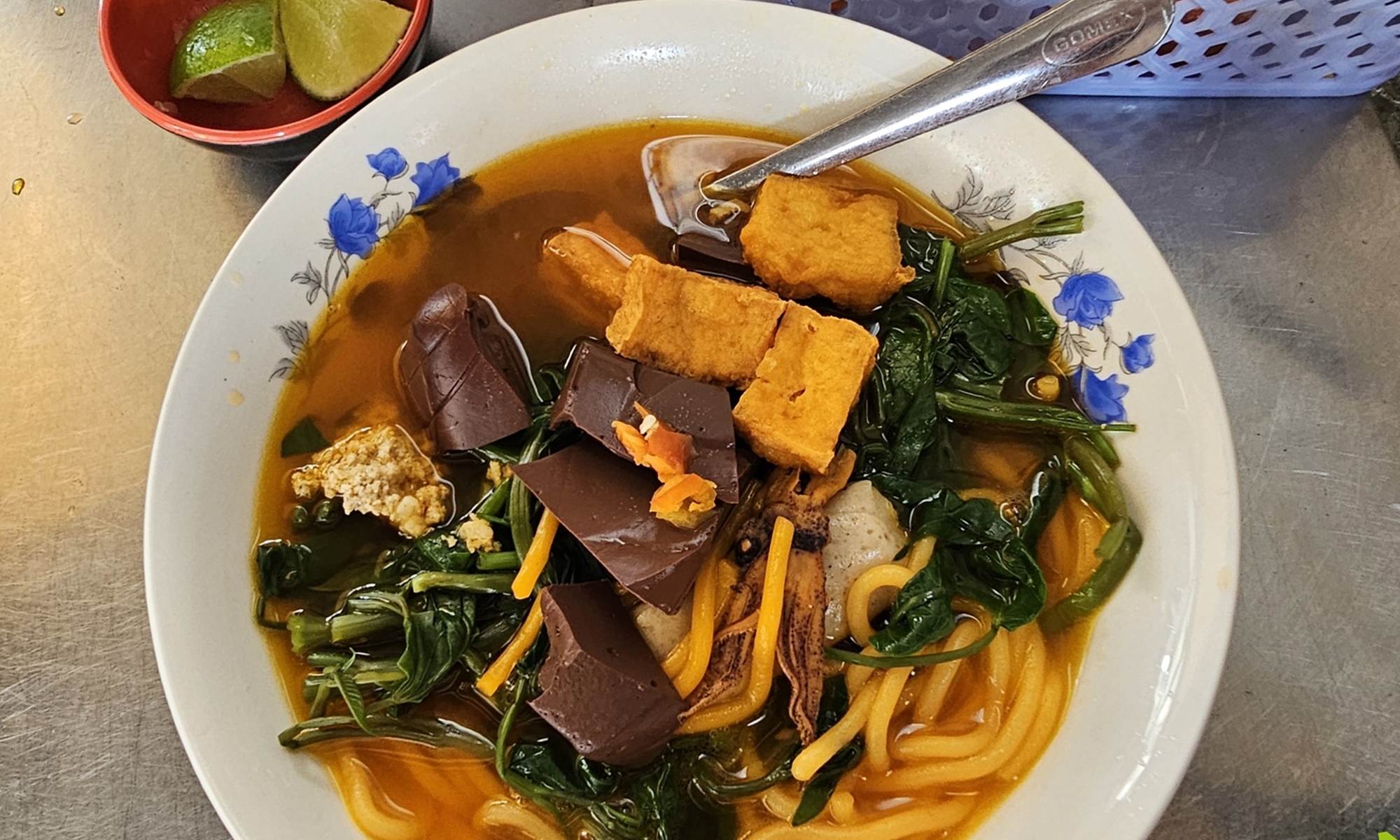 Món canh bún vỉa hè Ốc Thanh Vân phải lòng suốt 24 năm có gì đặc biệt?- Ảnh 3. Món canh bún vỉa hè Ốc Thanh Vân phải lòng suốt 24 năm có gì đặc biệt?- Ảnh 3.