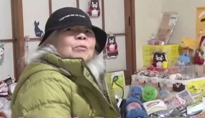 Chồng mất, cặp mẹ con 'vô dụng' sống trong đống rác dù có cả tòa nhà cho thuê - Ảnh 3. Chồng mất, cặp mẹ con 'vô dụng' sống trong đống rác dù có cả tòa nhà cho thuê - Ảnh 3.