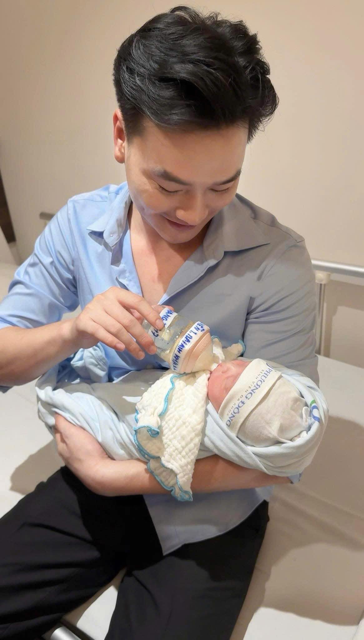 Mạnh Trường và dàn diễn viên VFC chúc mừng Trọng Lân 'lên chức'- Ảnh 2.