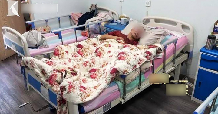 Giúp việc lấy sạch tiền của ông lão 84 tuổi, con cái ‘kiện’ mới biết đó là mẹ kế - Ảnh 1.