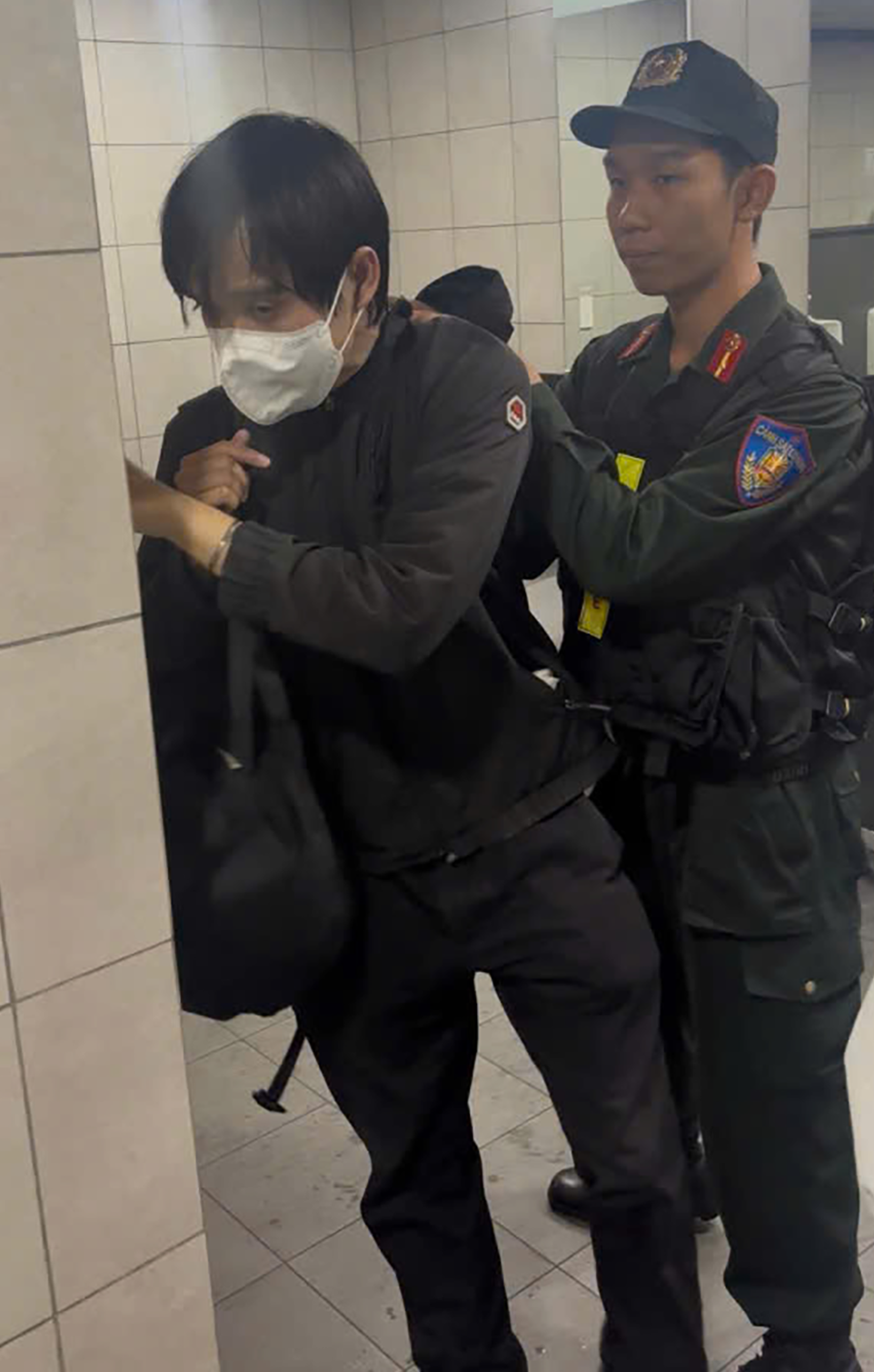 Xác minh vụ người đàn ông bị cô gái truy đuổi vì có hành vi sàm sỡ trên Metro - Ảnh 2.