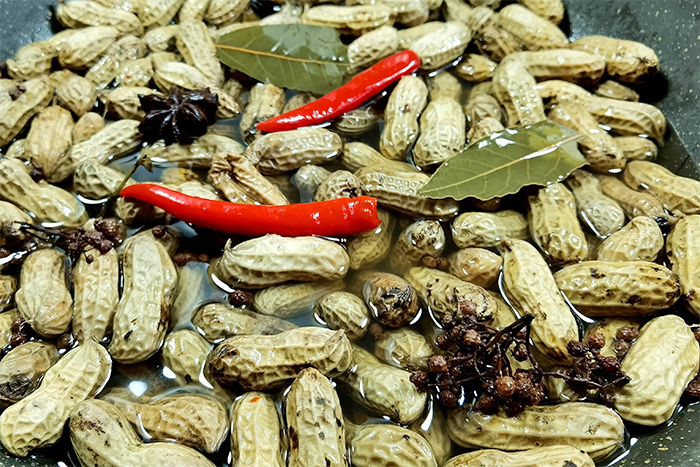 Luộc lạc chỉ cho muối chưa đủ, làm cách này lạc sẽ ngọt mềm, không thâm đen - Ảnh 3.