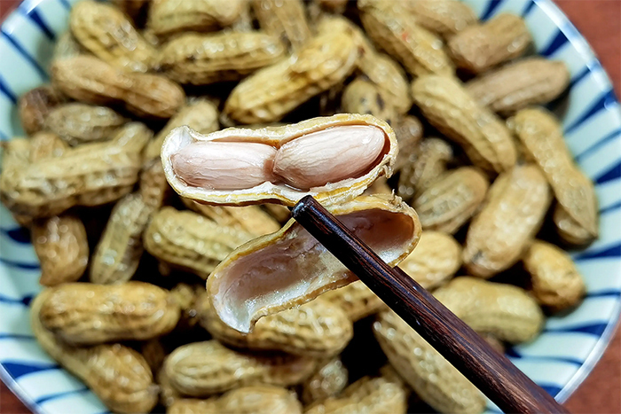 Luộc lạc chỉ cho muối chưa đủ, làm cách này lạc sẽ ngọt mềm, không thâm đen - Ảnh 5.
