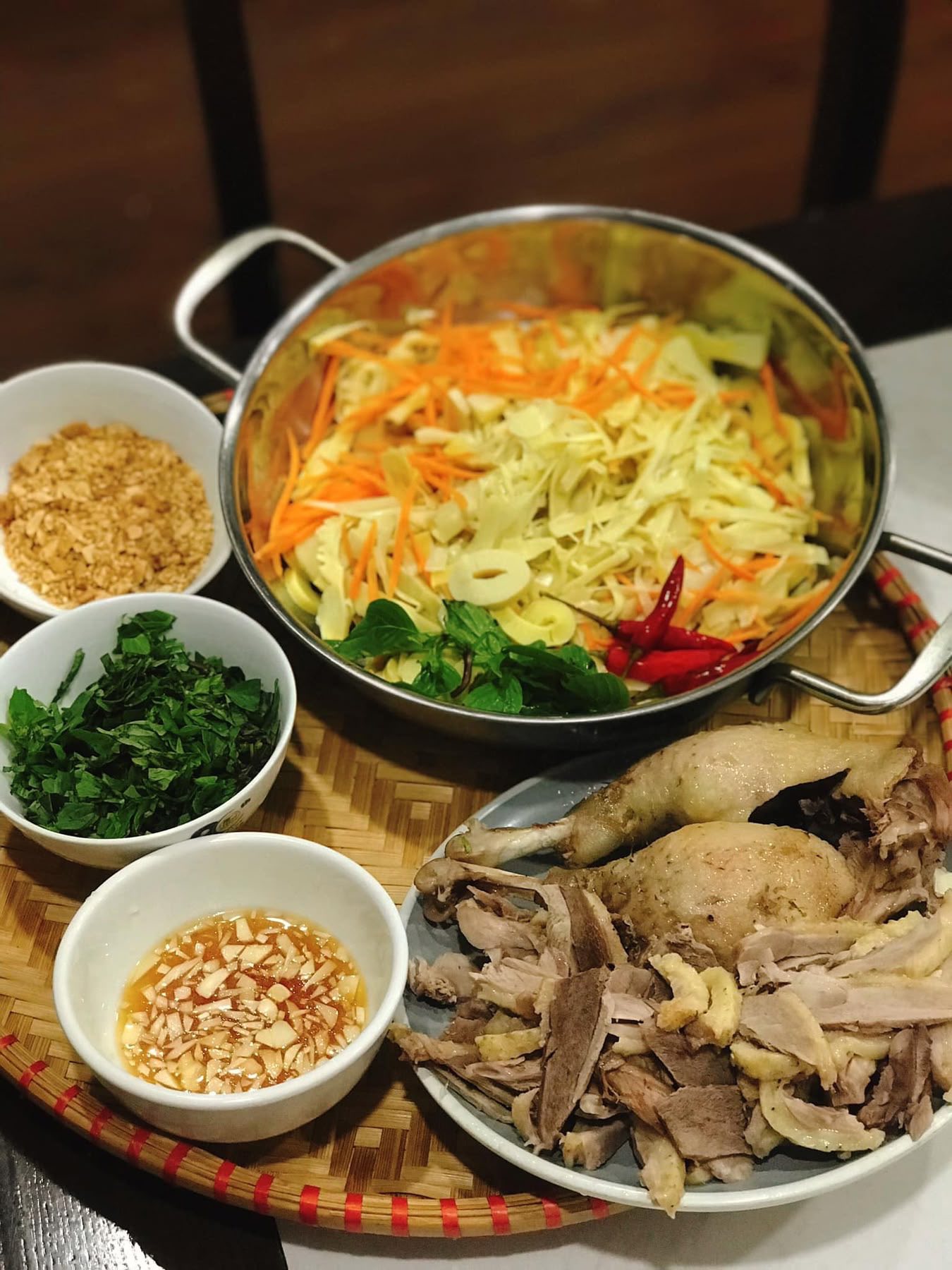 Het recept van mijn vader voor een heerlijke bamboescheutensalade - een gerecht dat herinneringen oproept aan mijn vader in de keuken - Foto 3. Cách làm nộm măng ngon của cha tôi - món ăn của ký ức về người cha trong gian bếp- Ảnh 3.