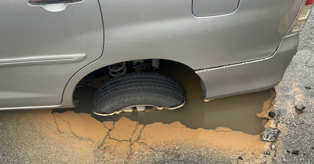 H&agrave; Nội: Xe tải bất ngờ sụt hố tr&ecirc;n đường Nguyễn Tr&atilde;i g&acirc;y x&ocirc;n xao - Ảnh 3.