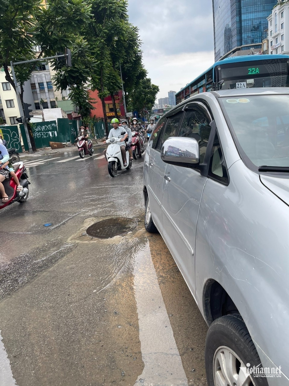 Ô tô đang lưu thông bất ngờ ‘sụt hố’ trên đường phố Hà Nội - Ảnh 2.