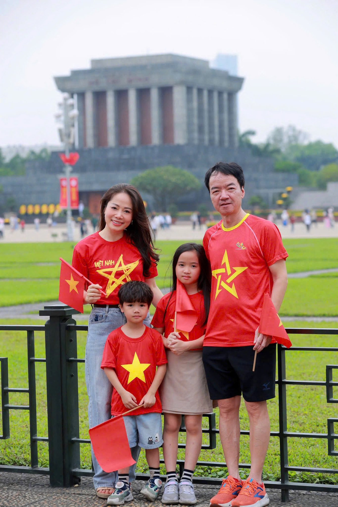 Hạnh phúc muộn màng của diễn viên, trung tá công an Trịnh Huyền - Ảnh 4.