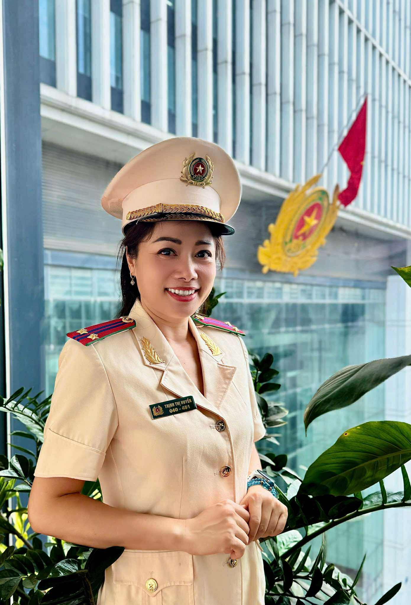 Hạnh phúc muộn màng của diễn viên, trung tá công an Trịnh Huyền - Ảnh 1.