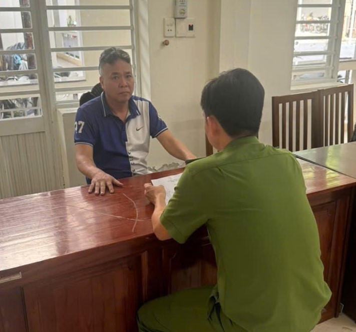 Phá sới bạc "khủng" dưới vỏ bọc gara sửa xe ô tô - Ảnh 2. Phá sới bạc "khủng" dưới vỏ bọc gara sửa xe ô tô - Ảnh 2.