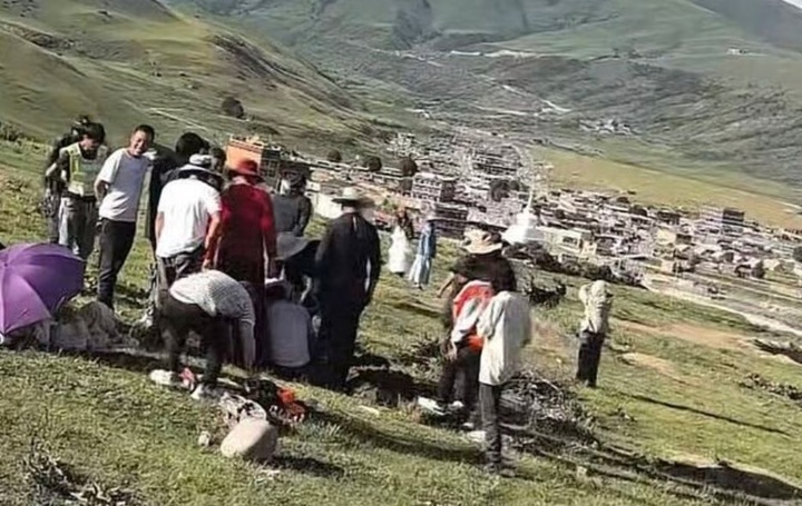 Chuột chũi lấy cắp chìa khóa ô tô du khách, dân làng hỗ trợ đi tìm - Ảnh 2.