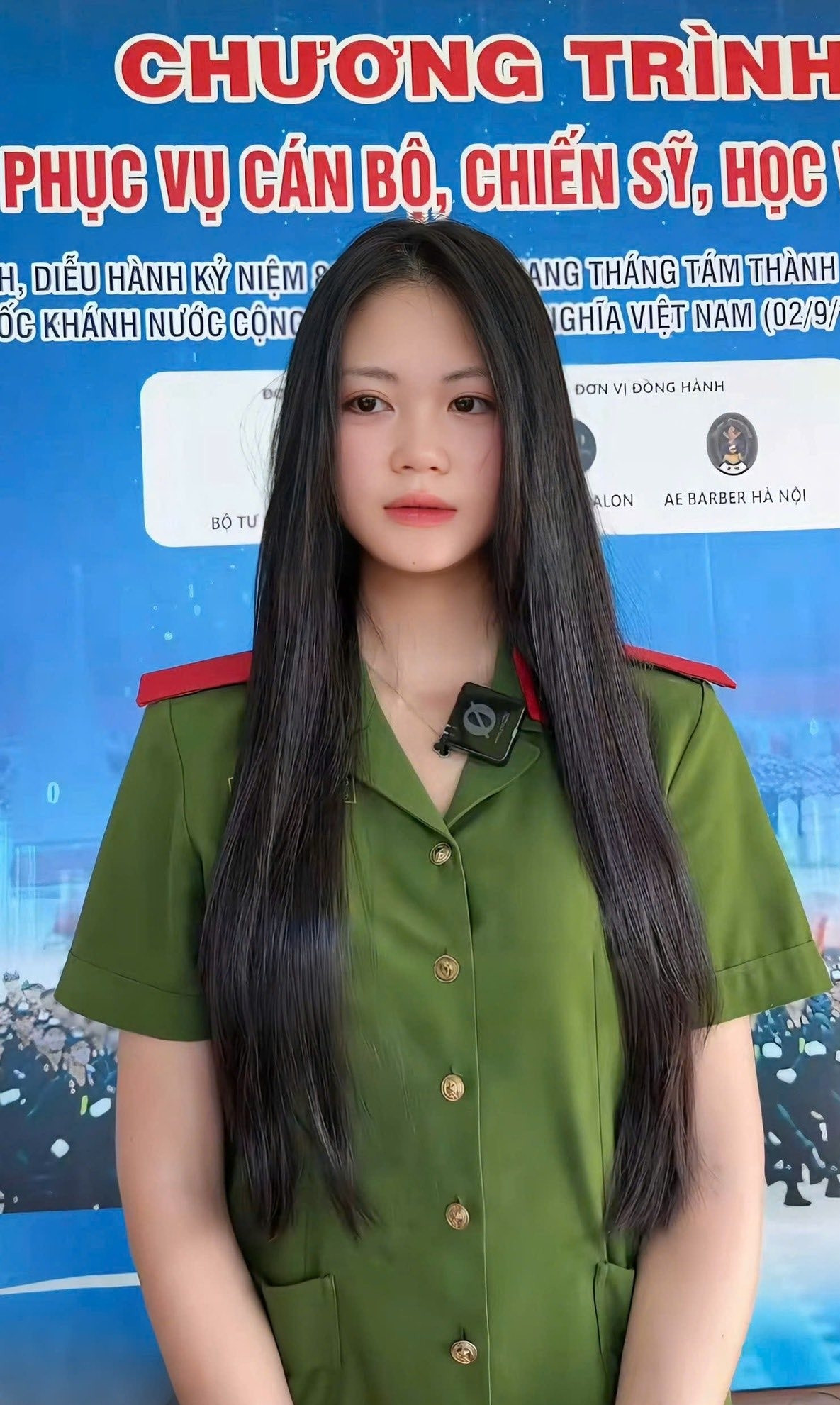 nu-chien-si-khoi-canh-sat-dac-nhiem-gay-sot-voi-clip-hien-toc-hut-trieu-luot-xem-3126-1755394324213-17553943264141707336060.jpg
