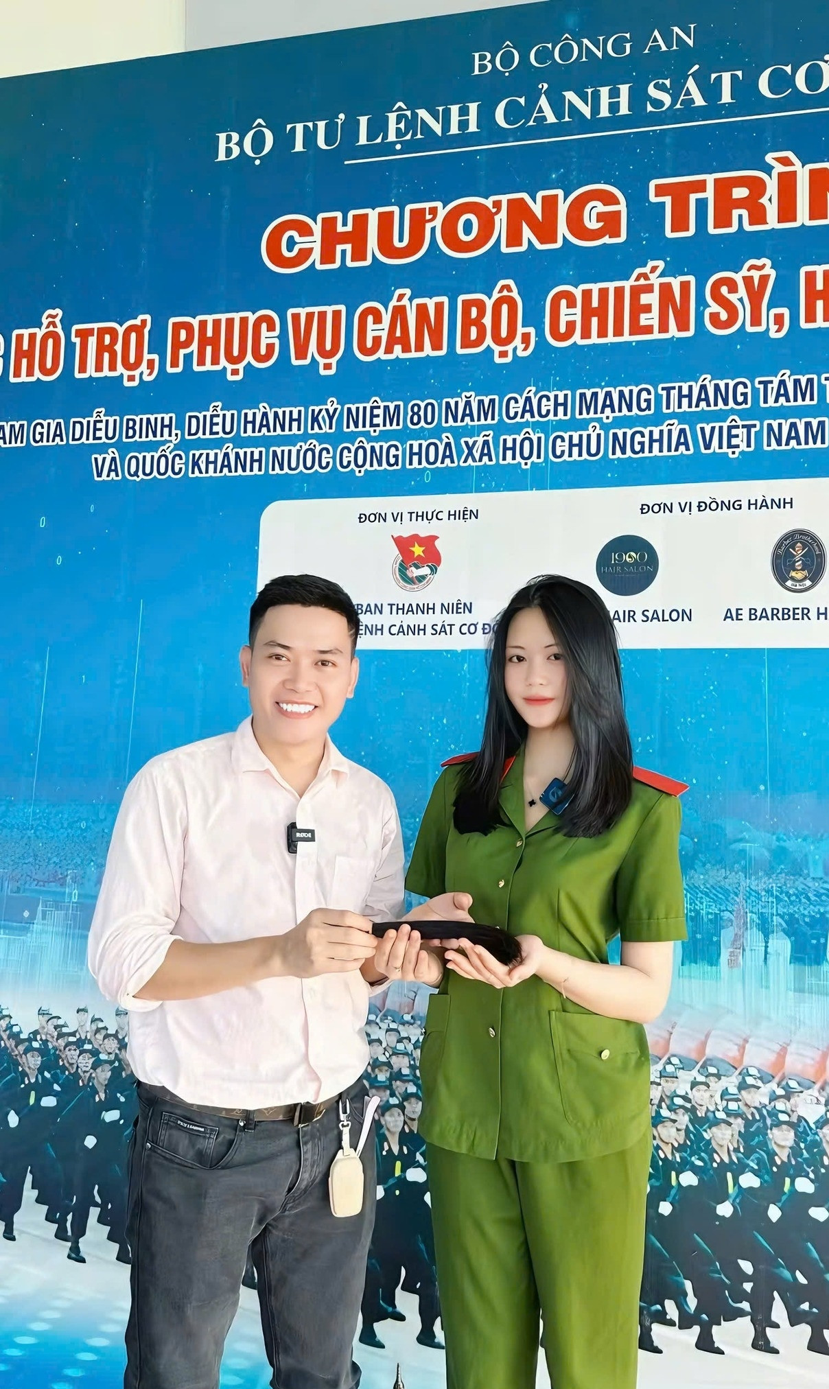 nu-chien-si-khoi-canh-sat-dac-nhiem-gay-sot-voi-clip-hien-toc-hut-trieu-luot-xem-3127-1755394331573-17553943324631879048351.jpg