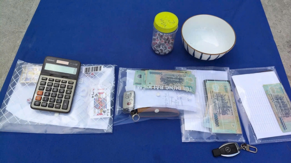 Phá sới bạc "khủng" dưới vỏ bọc gara sửa xe ô tô - Ảnh 4. Phá sới bạc "khủng" dưới vỏ bọc gara sửa xe ô tô - Ảnh 4.