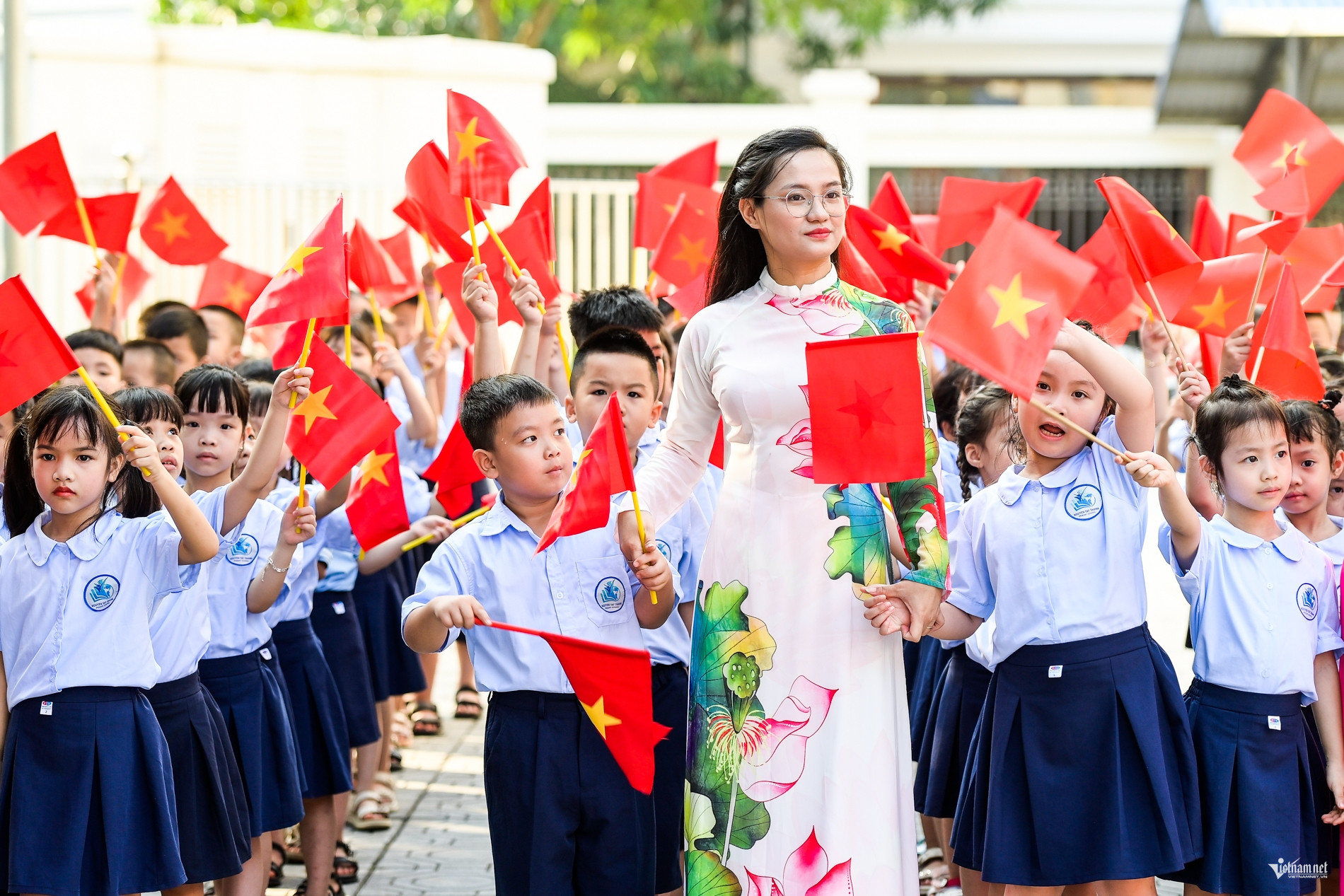 Chật tủ vì đồng phục, phụ huynh ngán ngẩm vì lãng phí, chẳng thể cho tặng ai - Ảnh 1.