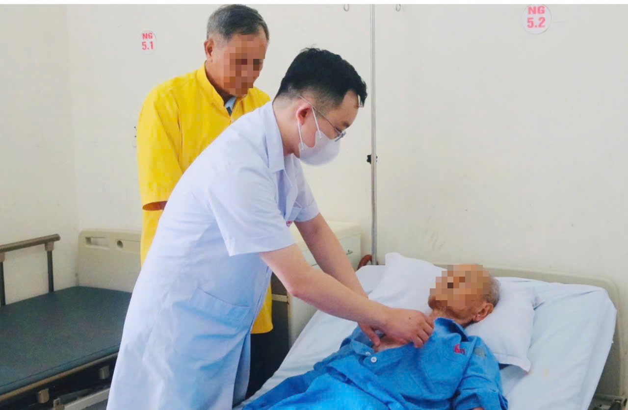 Cụ ông 96 tuổi suýt mất mạng sau khi bị ngã ở nhà- Ảnh 2. Cụ ông 96 tuổi suýt mất mạng sau khi bị ngã ở nhà- Ảnh 2.