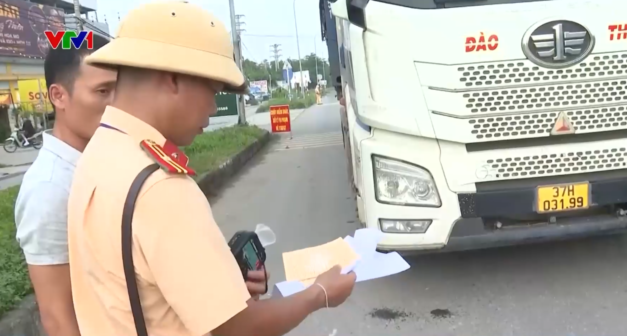 CSGT Hà Nội xử lý trên 1.600 xe kinh doanh vận tải vi phạm sau 20 ngày tổng kiểm soát - Ảnh 1.