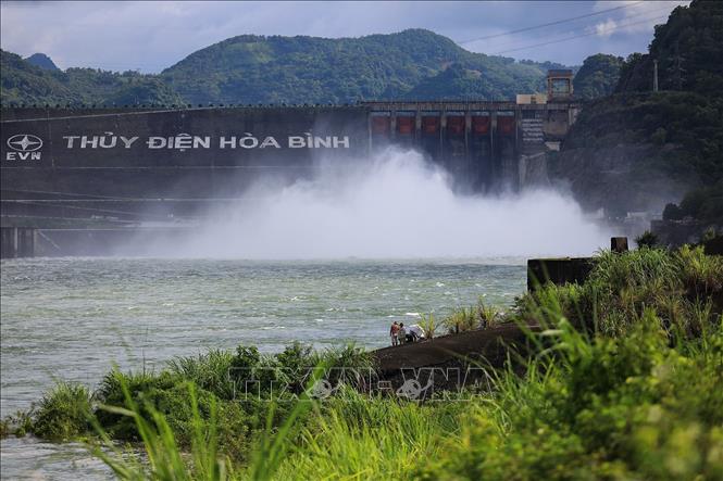 18 giờ ngày 18/8, đóng 1 cửa xả đáy hồ thủy điện Hòa Bình - Ảnh 1.