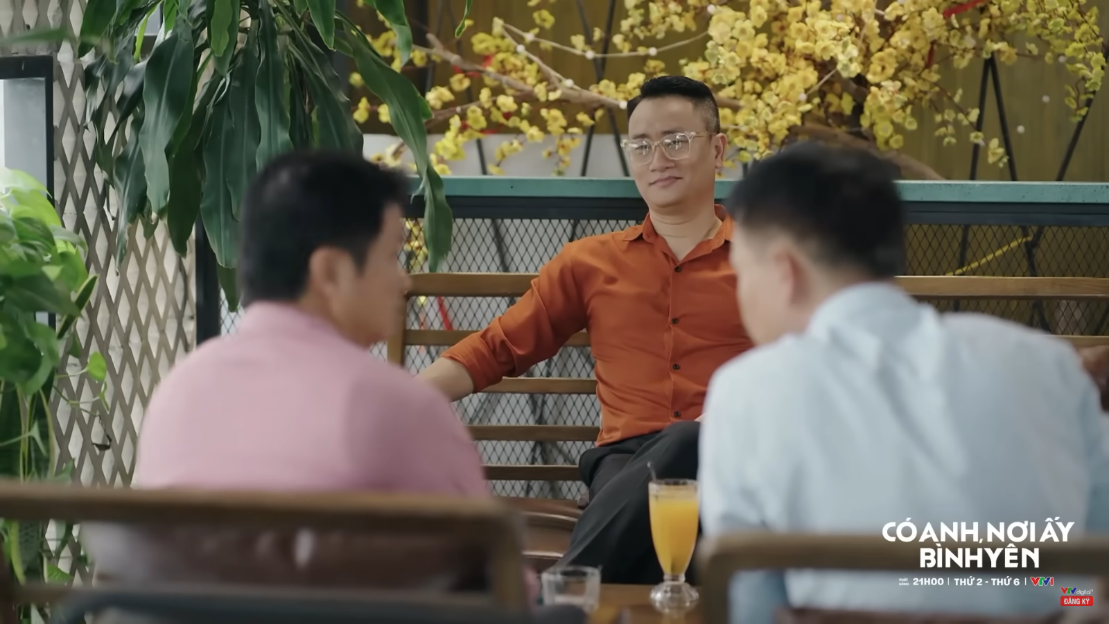 Có anh, nơi ấy bình yên - Tập 12: Cường bị Tiến dằn mặt vì &quot;cho miệng đi chơi xa&quot; - Ảnh 3.