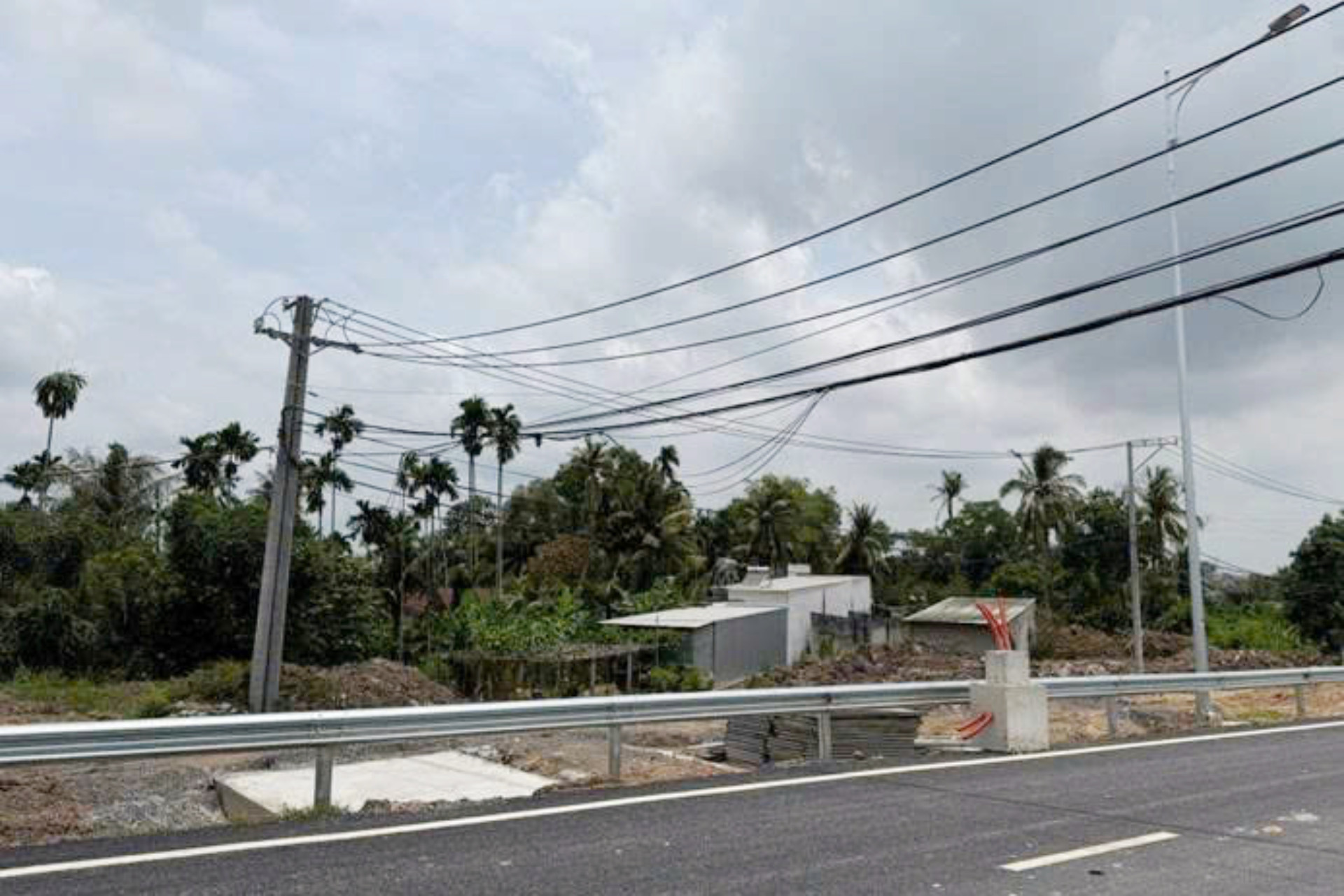 Vành đai 3 TPHCM sắp thông xe, dây điện vẫn 'mắc võng' ngang đường - Ảnh 3.