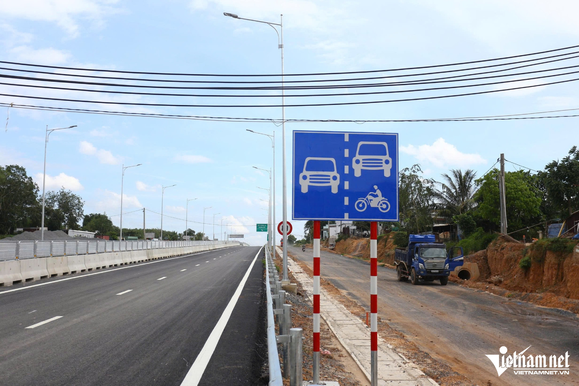 Vành đai 3 TPHCM sắp thông xe, dây điện vẫn 'mắc võng' ngang đường - Ảnh 1.