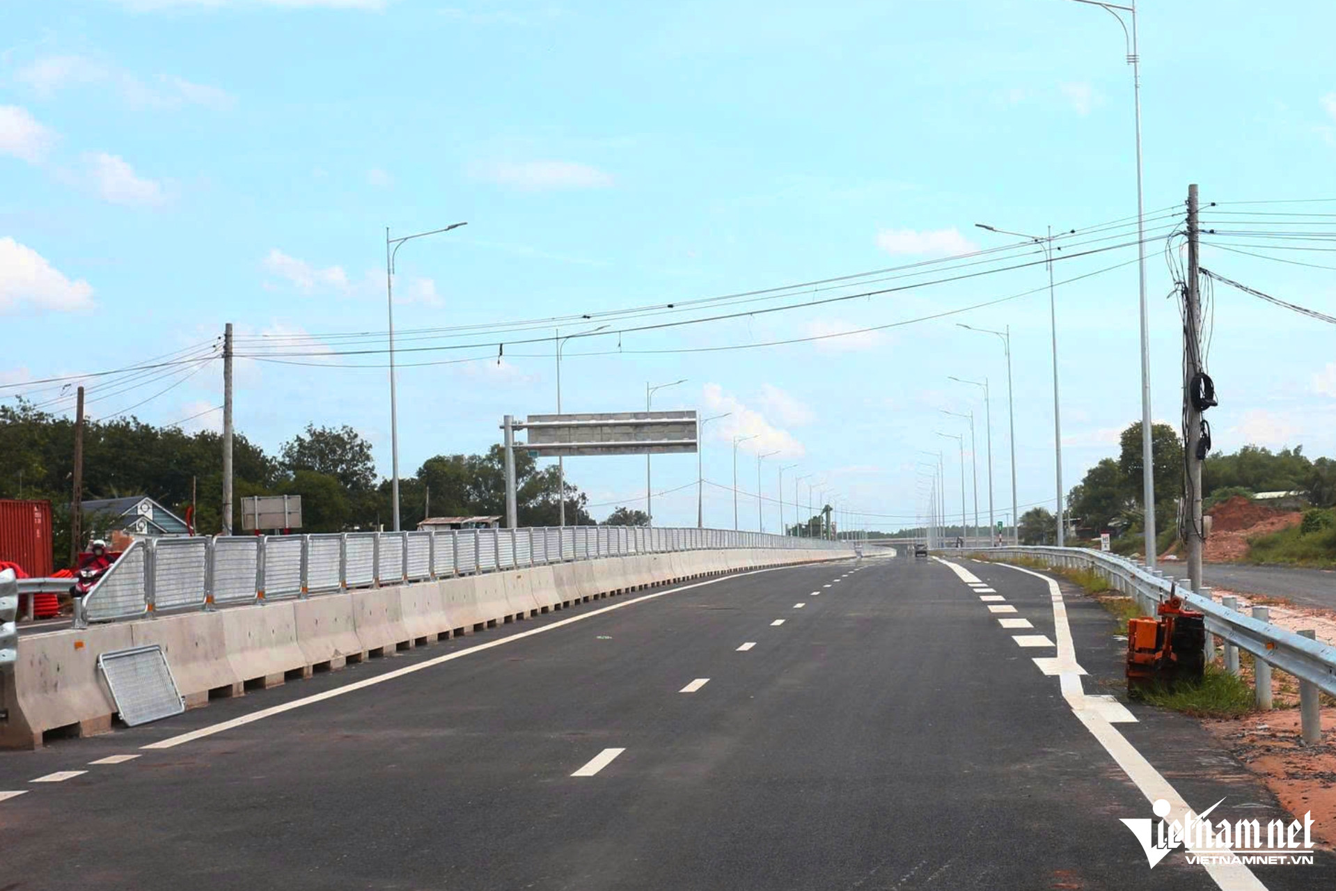Vành đai 3 TPHCM sắp thông xe, dây điện vẫn 'mắc võng' ngang đường - Ảnh 2.