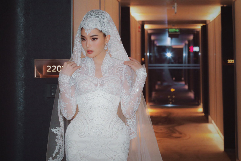 Nona Ky Duyen memamerkan kecantikannya yang anggun dalam gaun pengantin - Foto 2. Hoa hậu Kỳ Duyên khoe sắc vóc quý phái trong trang phục cô dâu- Ảnh 2.