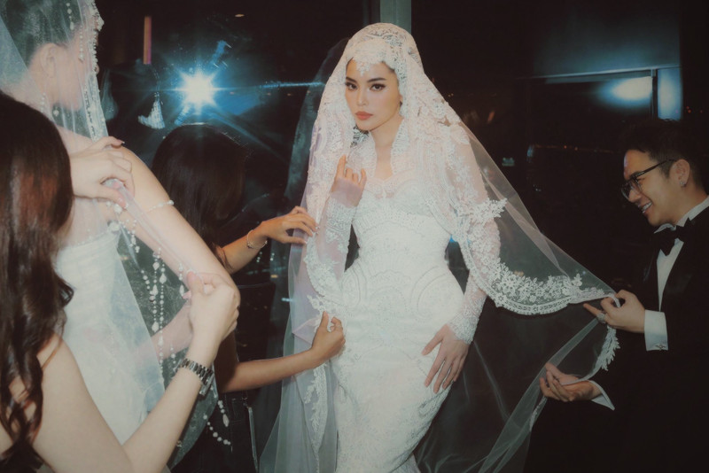 Nona Ky Duyen memamerkan kecantikannya yang anggun dalam gaun pengantin - Foto 3. Hoa hậu Kỳ Duyên khoe sắc vóc quý phái trong trang phục cô dâu- Ảnh 3.
