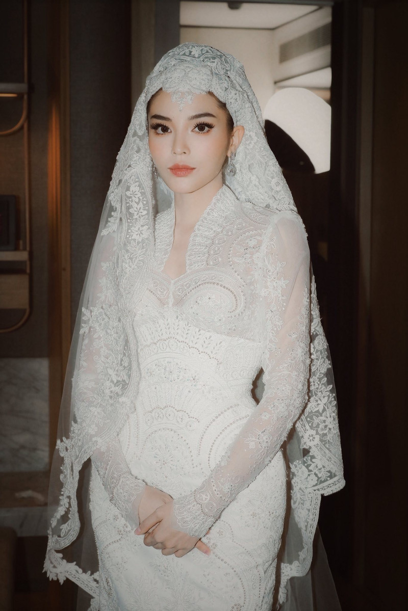Nona Ky Duyen memamerkan kecantikannya yang anggun dalam gaun pengantin - Foto 6. Hoa hậu Kỳ Duyên khoe sắc vóc quý phái trong trang phục cô dâu- Ảnh 6.