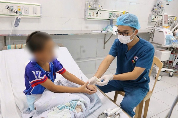 Bé 9 tuổi ở Hưng Yên hôn mê sâu, nguy kịch vì uống nhầm Methadon - Ảnh 1.