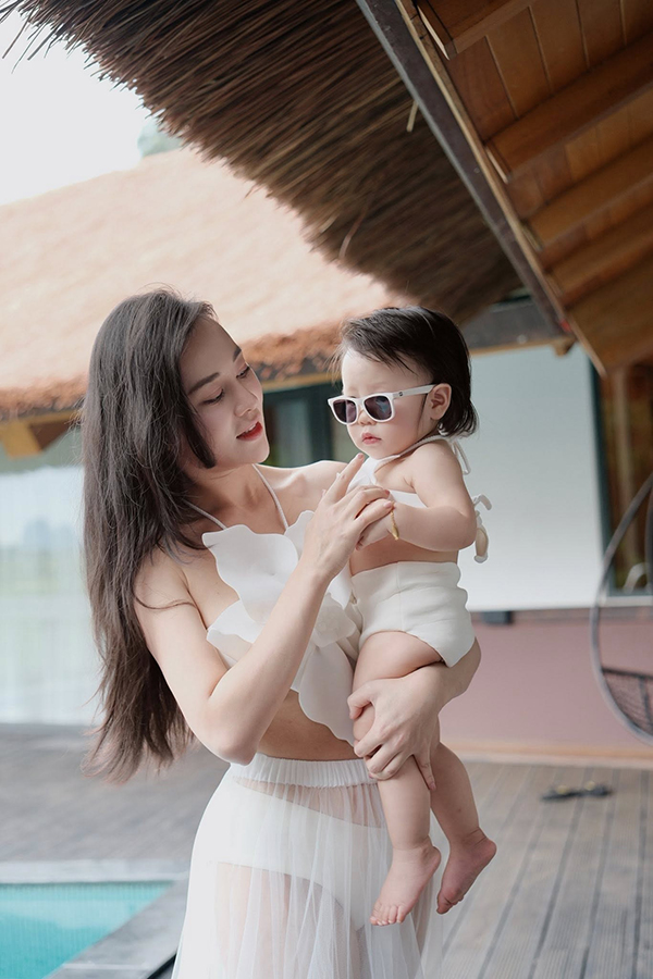 Mới hơn 1 tuổi, con gái Phương Oanh đã điệu đà khi 'pose' dáng cùng mẹ- Ảnh 3.