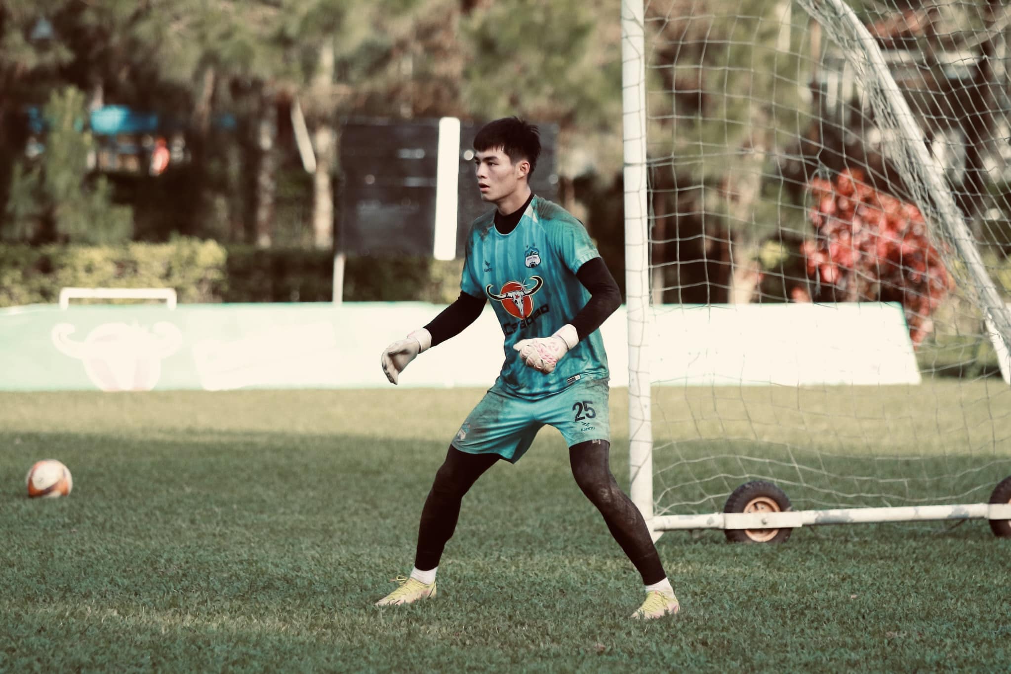 ស្ញប់ស្ញែងជាមួយនឹងកម្ពស់ 1m91 និងរូបរាងសង្ហារបស់អ្នកចាំទី U23 វៀតណាម - រូបថត ៣. Ấn tượng với chiều cao 1m91 và ngoại hình điển trai của chàng thủ môn U23 Việt Nam - Ảnh 3.