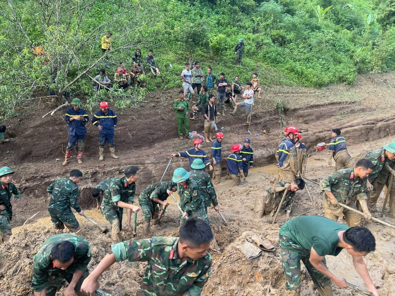 Tìm thấy 5 thi thể bị lũ cuốn trôi ở Điện Biên - Ảnh 1.