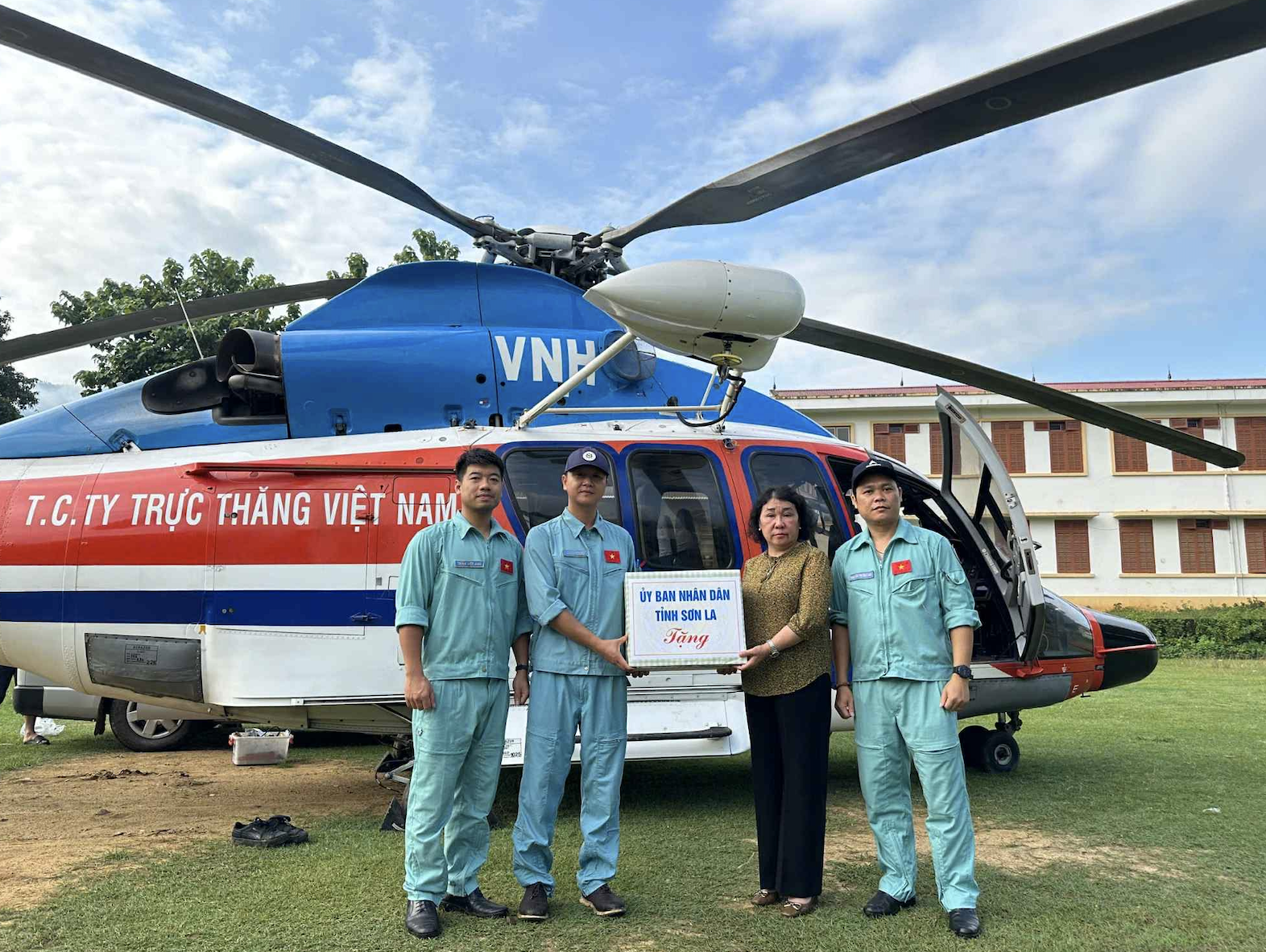 Cơ trưởng trực thăng kể phút nghẹt thở giải cứu 8 người mắc kẹt trong lũ dữ Sơn La - Ảnh 3. Cơ trưởng trực thăng kể phút nghẹt thở giải cứu 8 người mắc kẹt trong lũ dữ Sơn La - Ảnh 3.