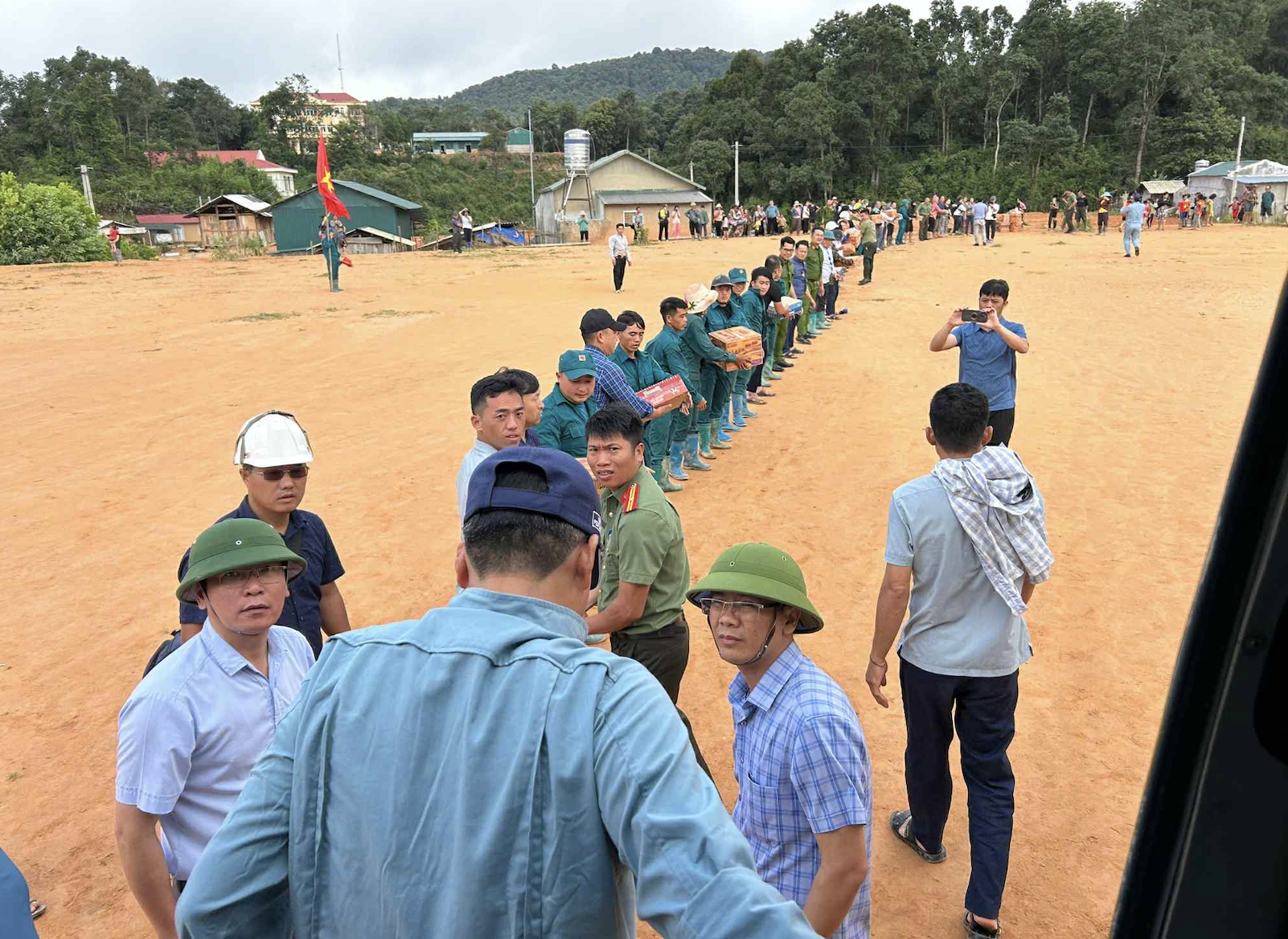 Cơ trưởng trực thăng kể phút nghẹt thở giải cứu 8 người mắc kẹt trong lũ dữ Sơn La - Ảnh 4. Cơ trưởng trực thăng kể phút nghẹt thở giải cứu 8 người mắc kẹt trong lũ dữ Sơn La - Ảnh 4.